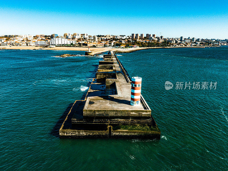 无人机视图的灯塔Felgueirasin波尔图与海浪和城市景观，晴天