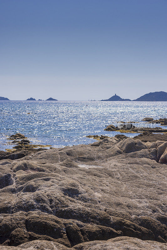 阿雅克肖附近的岩石海岸线俯瞰血腥群岛，其中梅苏马雷是主要岛屿