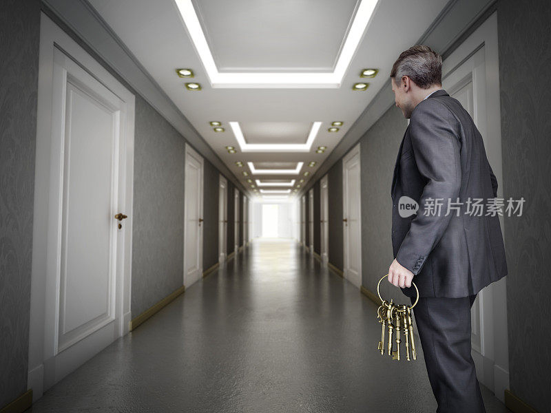 一个看不见脸的CGI人物拿着一串金钥匙站在走廊入口，通往一排关着门的走廊。选择和决策概念