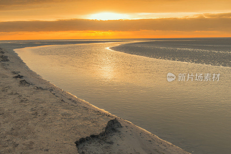 在一天结束的时候，Senset在Schiermonnikoog岛的海滩上