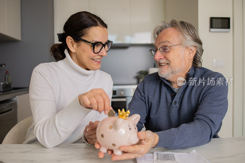 夫妻俩负责管理家庭财务