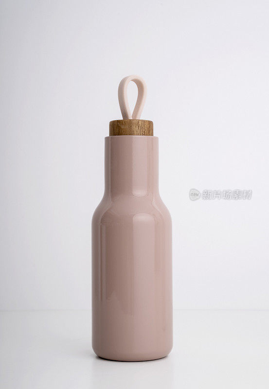 白色背景的现代水瓶