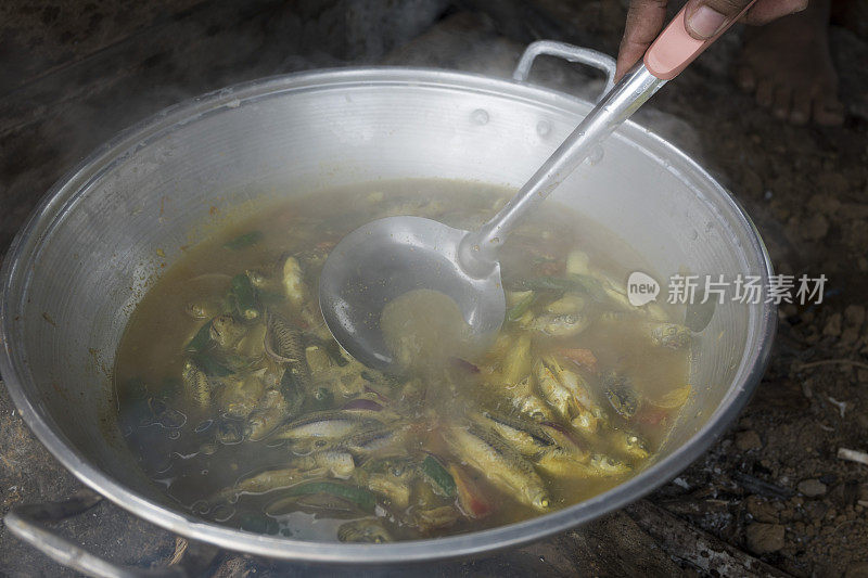 烹饪河鱼-库存照片