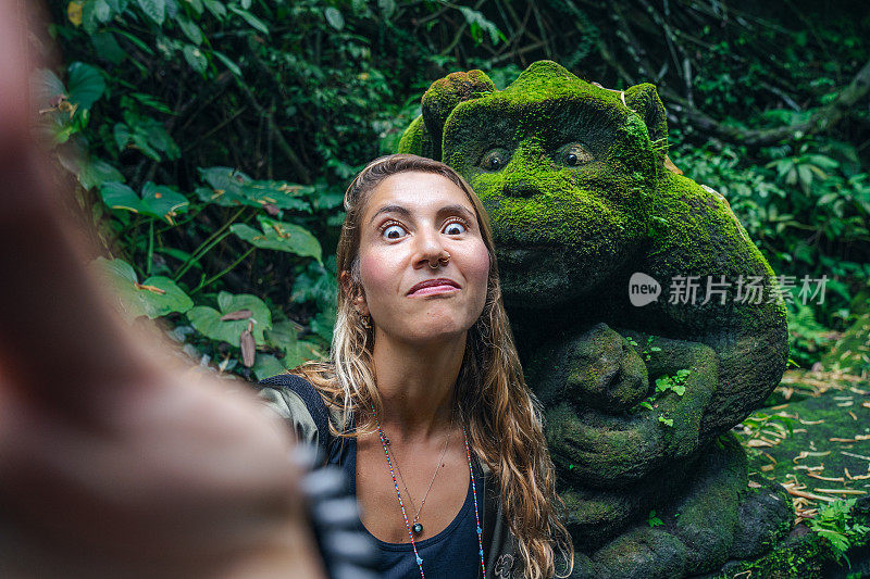 一个女人在拍一张有趣的自拍照