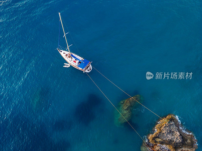 帆船停泊在宁静的海湾