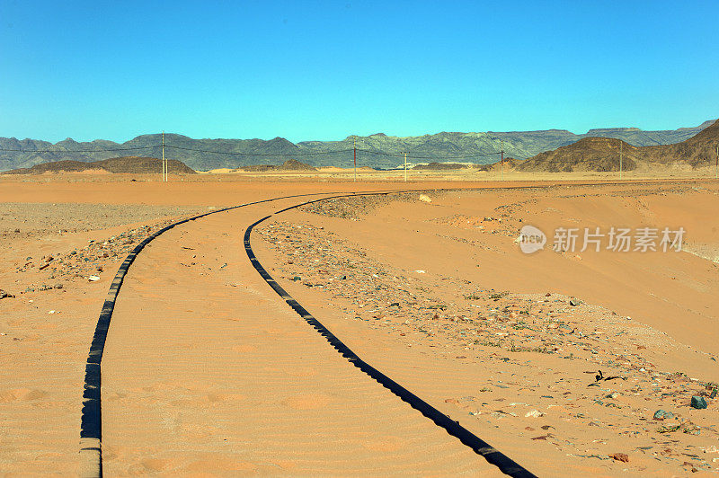 旧汉志铁路轨道穿过瓦迪拉姆或月亮谷，约旦，中东