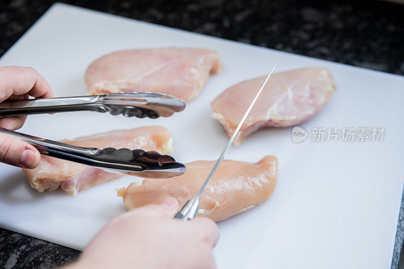 生鸡肉是在家庭厨房里用塑料砧板和金属用具安全烹制的