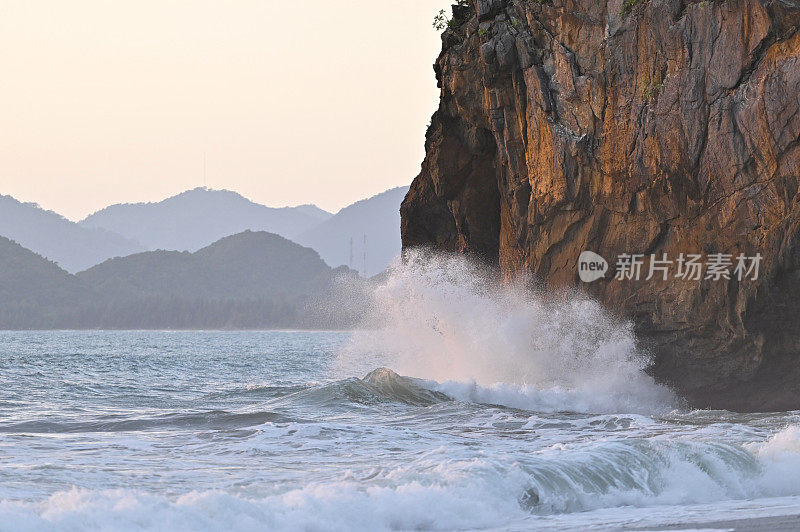 在飓风季节，海浪冲击着岩石