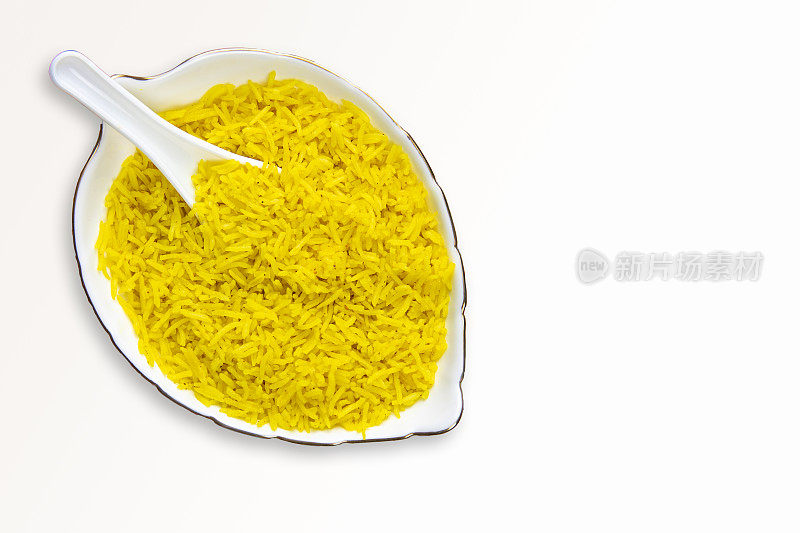 白色碗里的黄色巴斯马蒂米饭，这是一道传统的印度和阿拉伯菜肴，孤立在白色背景上
