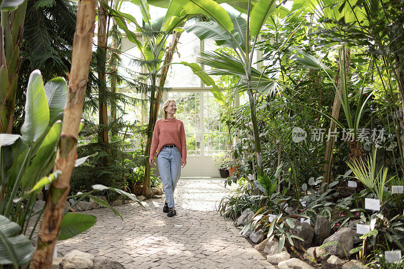 年轻的白人妇女参观植物园