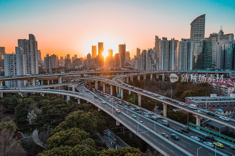 上海延安东路立交桥的日落景色