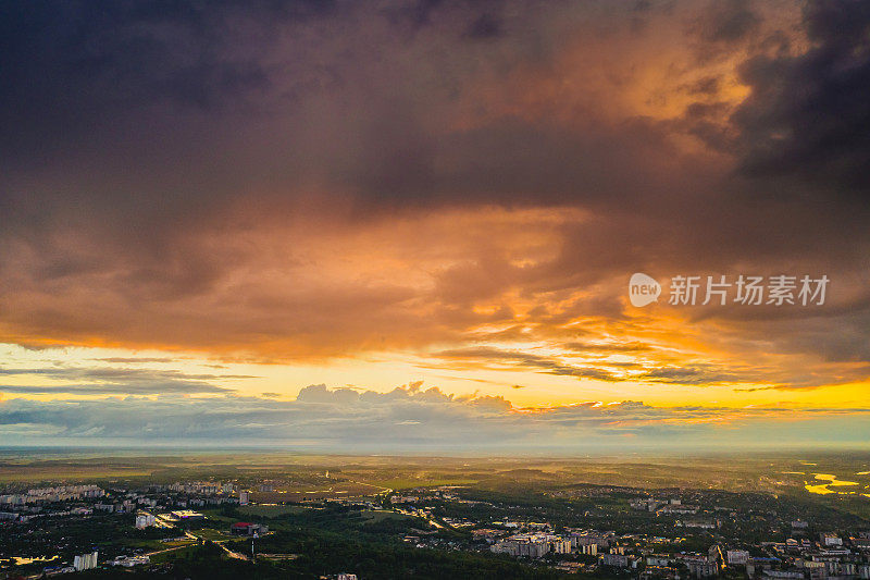 日落鸟瞰图。无人机摄影。春天。字段。可持续性。保护自然。天空背景