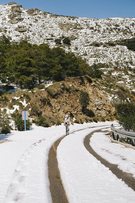 骑车人到达雪山公路的顶峰