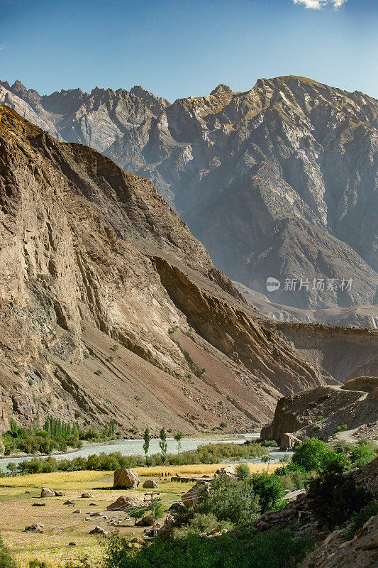 巴基斯坦北部的河流和山脉景观。吉尔吉特，巴尔蒂斯坦，巴基斯坦喀喇昆仑公路