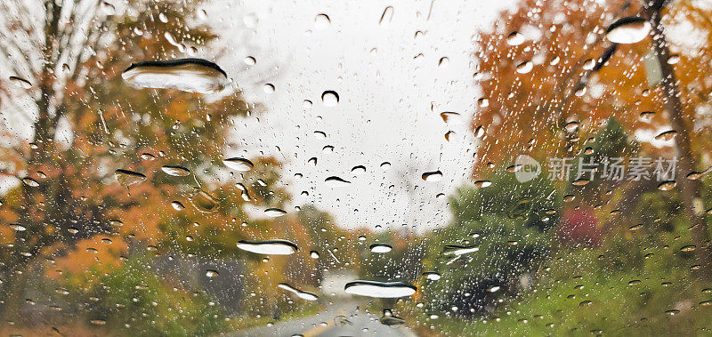 雨点在挡风玻璃上行驶在纽约农村