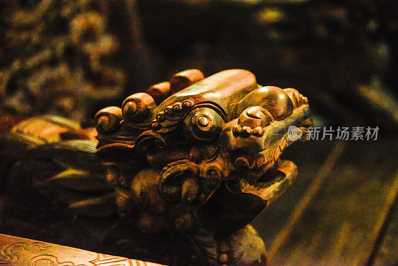 中国传统红木家具上的麒麟木雕装饰