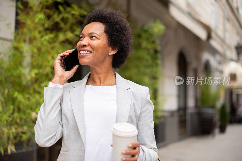 非裔美国妇女在打电话