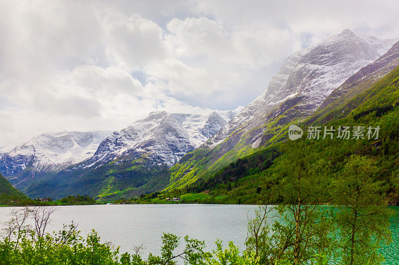 挪威的春天。北部的本性。山脉。景观