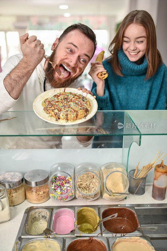 顽皮的夫妇把香蕉和华夫饼弄得一团糟