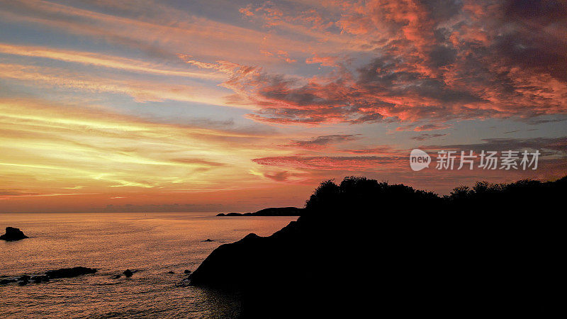 海岸线和太平洋海浪的鸟瞰图