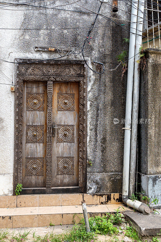 古老的传统门。坦桑尼亚桑给巴尔的石头城。