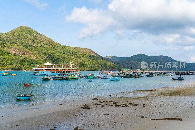 越南孔岛的本坝港，有美丽的碧海蓝天山和五颜六色的小船。