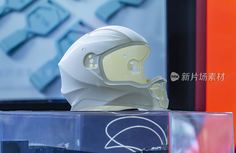 设置赛车头盔打印在3D打印机上