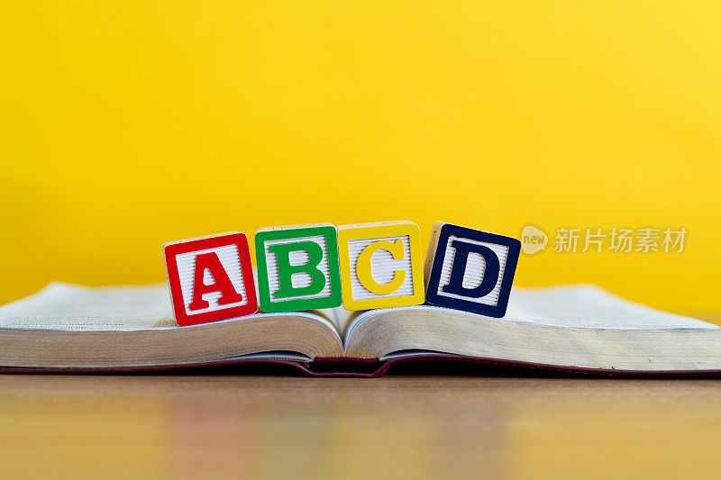 书上的木制字母ABCD