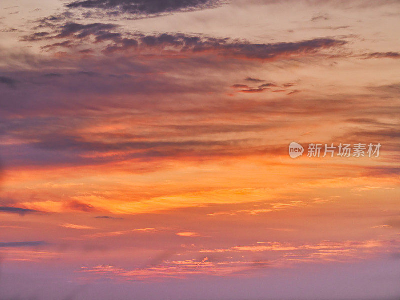 惊人的日出天空