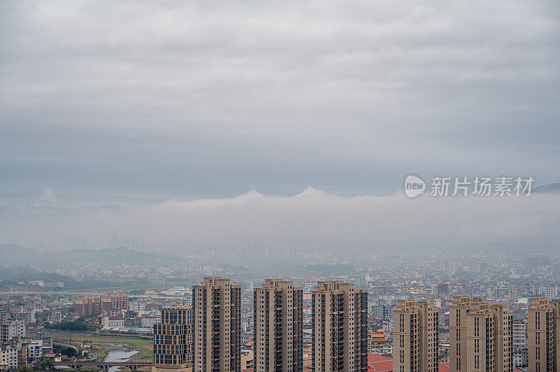 雨后的城市和山峰