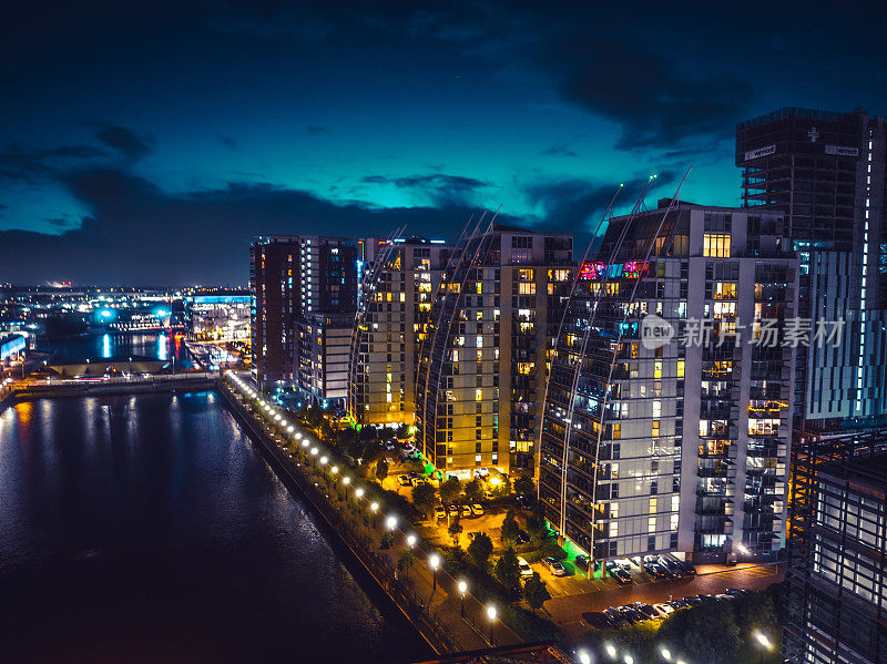 曼彻斯特索尔福德码头的夜景