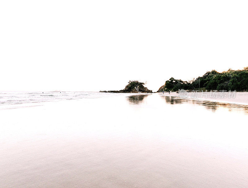 宁静的日出海滩景观