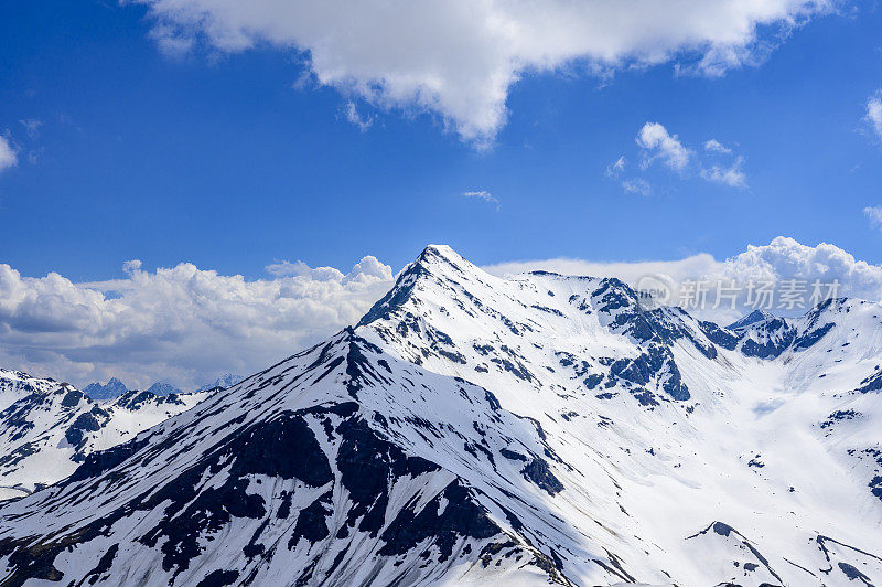 大格洛克纳山脉附近的奥地利阿尔卑斯山的雪峰