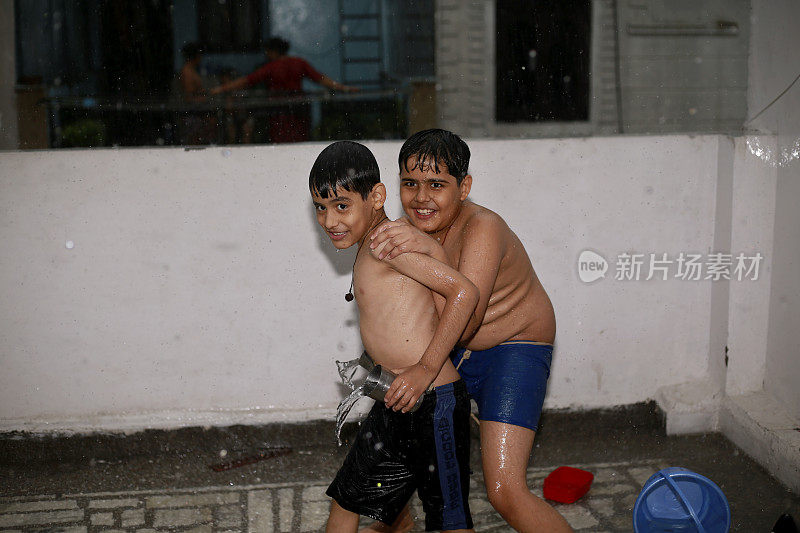 雨季在家享受雨水的兄弟姐妹