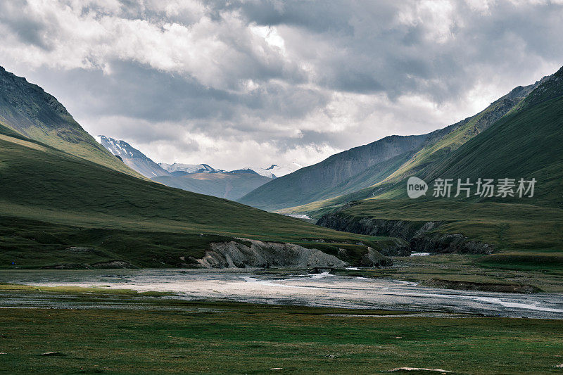 夏季的河谷山