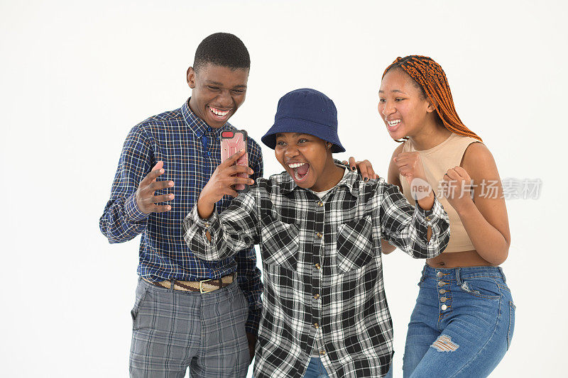 年轻人看着智能手机欣喜若狂，一起庆祝好消息