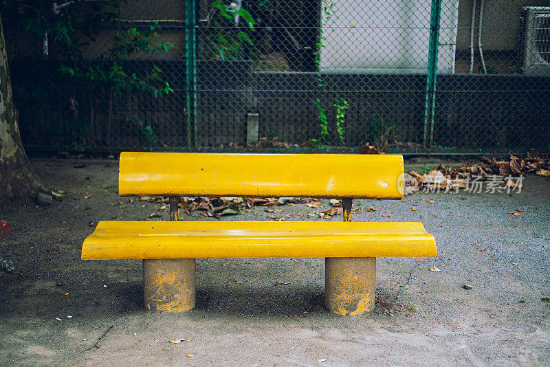 公园里的黄色长凳。