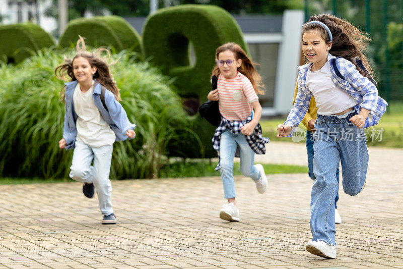 快乐的孩子们在校园里奔跑
