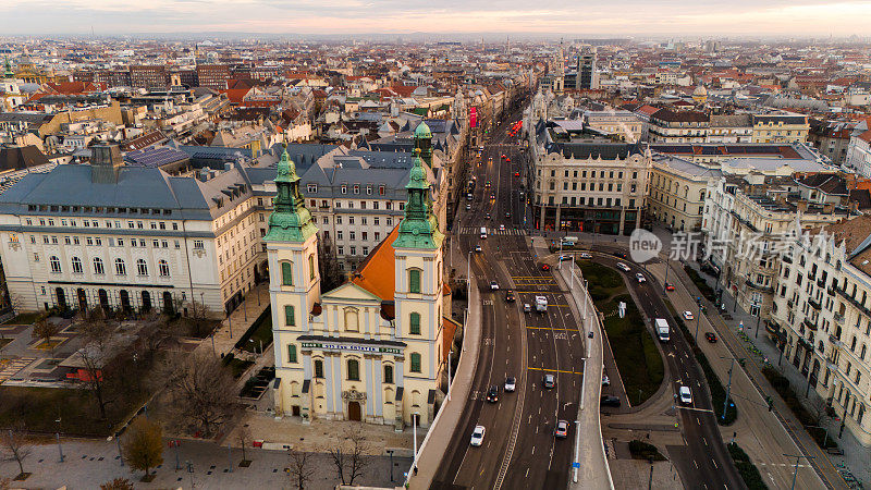 高角度无人机视图教区教堂在布达佩斯城市景观在匈牙利