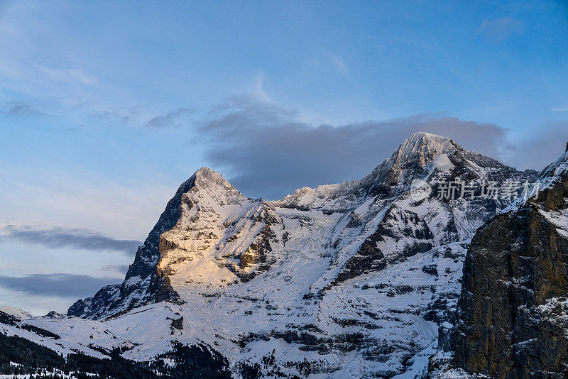 美丽的阳光明媚的冬日，在瑞士阿尔卑斯山的穆伦村，艾格Mönch和少女峰