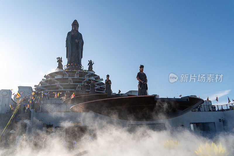 越南德宁省巴登山旅游区的景色。一个独特的佛教建筑，海拔最高，从下面看是非常美丽的。