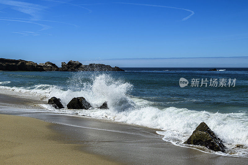 海浪撞击加拉帕塔海滩的广阔视野