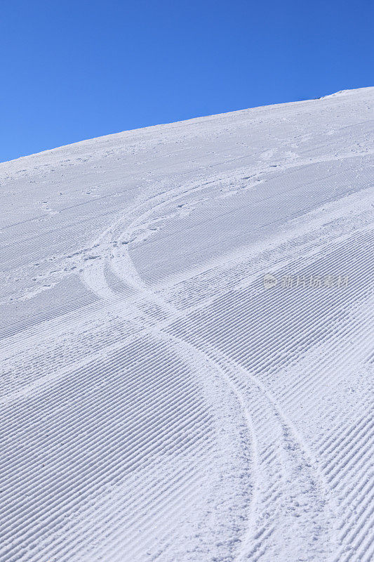 完美的滑雪斜坡。山顶的高山景观。意大利阿尔卑斯山滑雪场。利维尼奥滑雪胜地。意大利、欧洲。