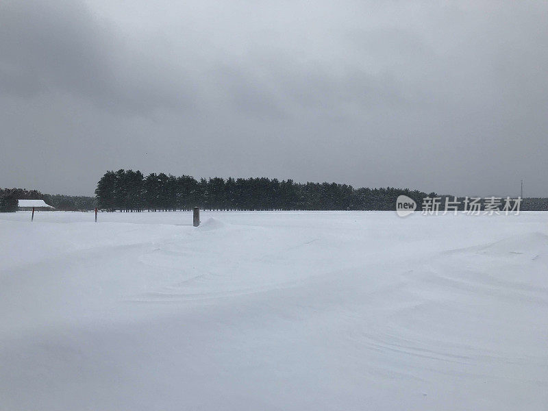 威斯康辛州北部暴风雪中的冬季乡村景观。