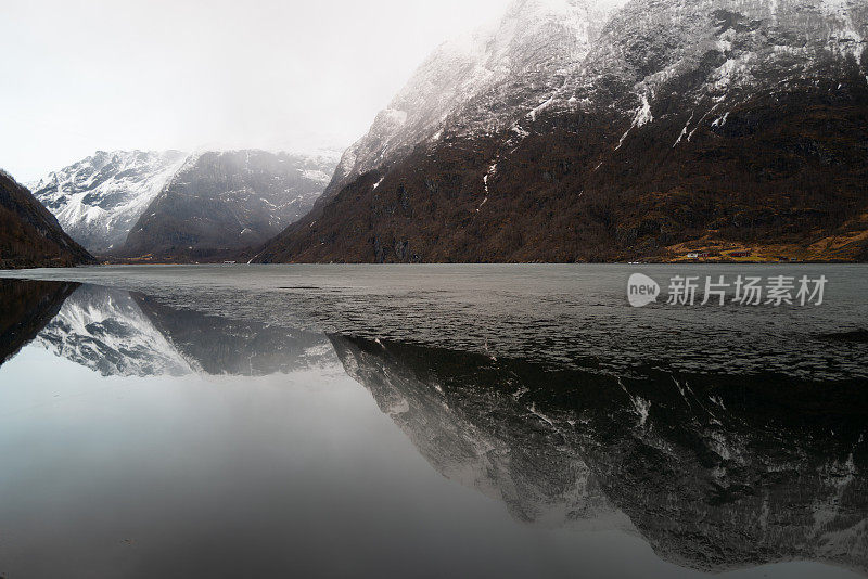 挪威的户外风景:冬季的峡湾景观