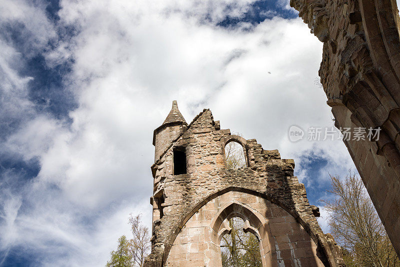 部分残破的山形墙，一个拱形的开口和黑森林众圣徒修道院废墟的圆锥形屋顶