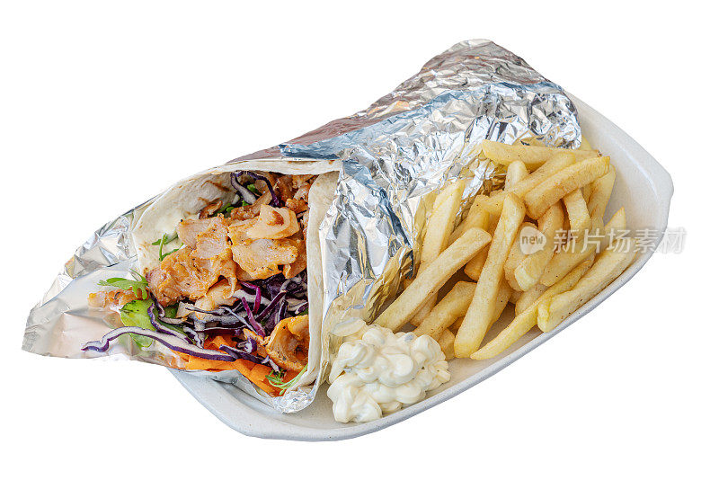 典型的羊肉串餐厅，用羊肉卷和卷心菜、西红柿和生菜一起用铝箔包裹在盘子里。在白色的背景上。