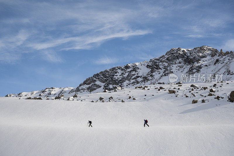 滑雪登山运动员攀登白雪皑皑的山峰