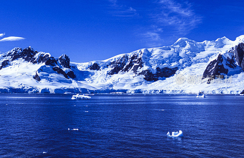 南极湾的雪山和冰川。