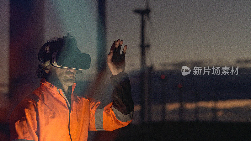 人工智能和虚拟现实在风电场中的应用。工程师工作与VR眼镜和HUD全息。夜班。